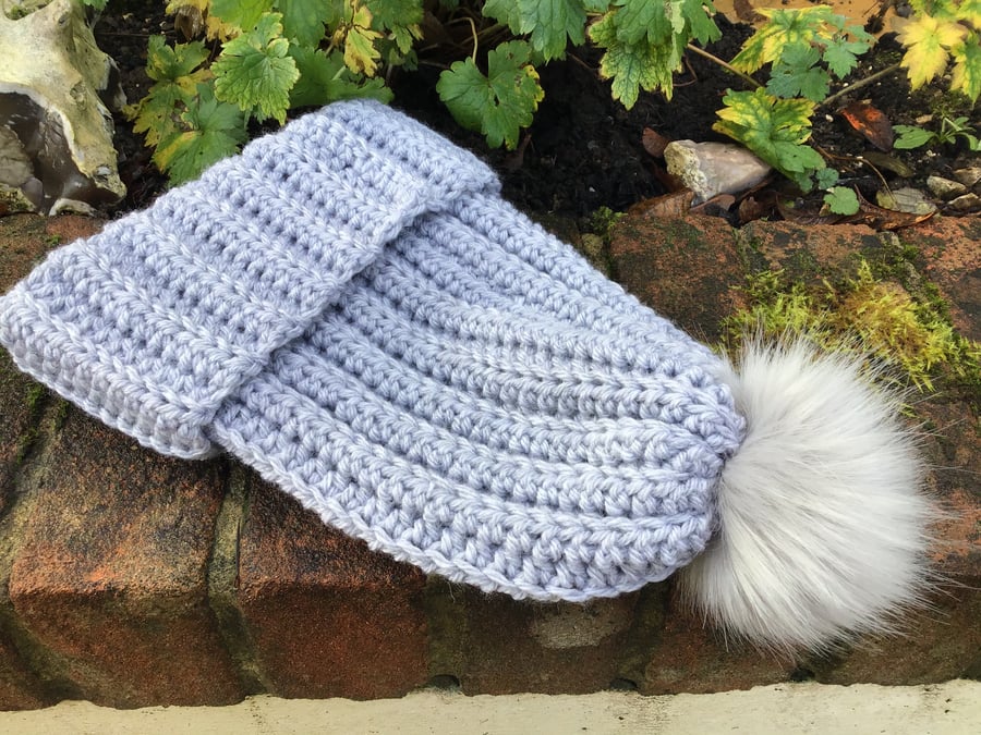 Chunky hat in light grey, with light grey faux fur Pom pom