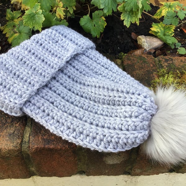 Chunky hat in light grey, with light grey faux fur Pom pom