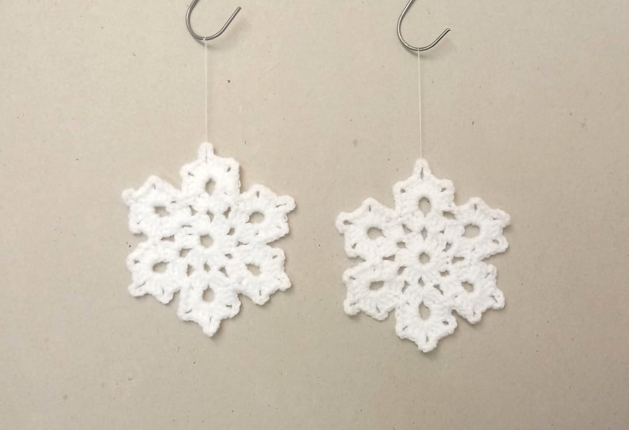Snowflake Christmas decorations in white, set of two, Hanging snowflakes