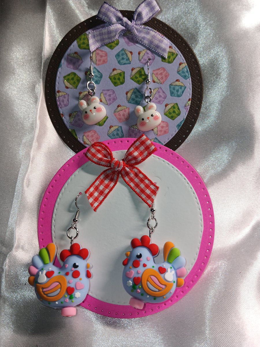 Earings with a cute design two pairs 