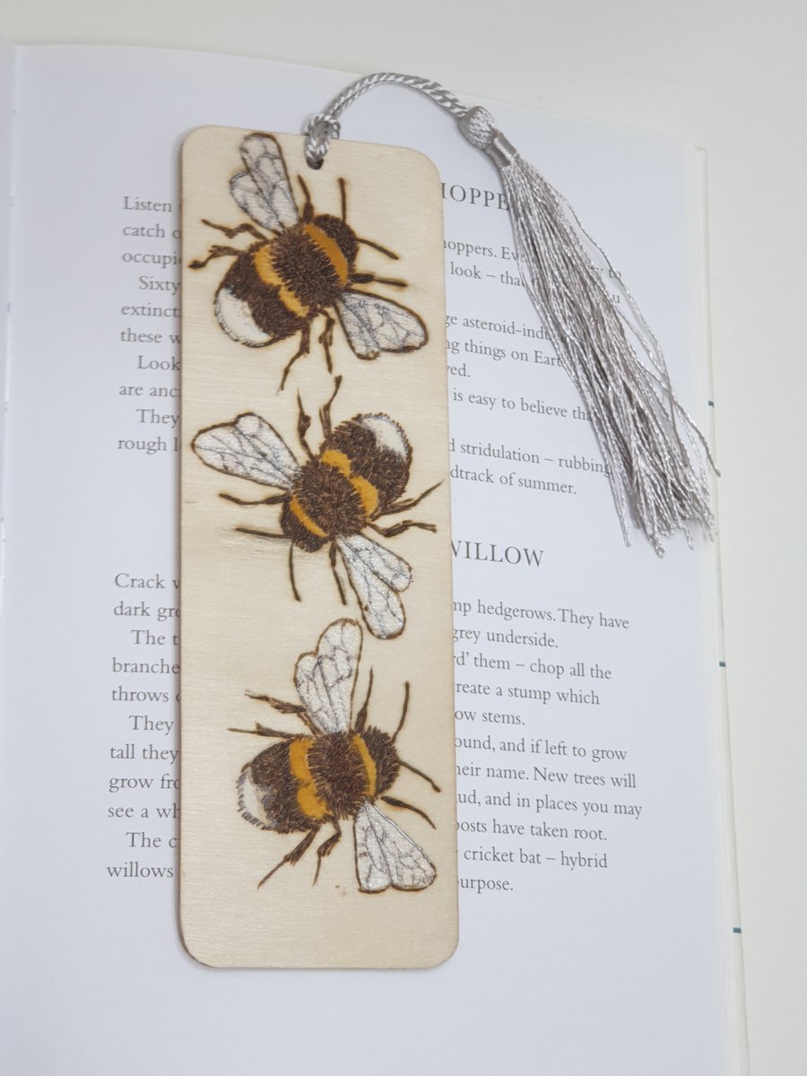 Bees wooden bookmark, pyrography gift for a bee lover or nature lover 