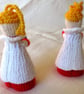 Two hand-knitted choirboys for the Christmas tree or free-standing - Image 4