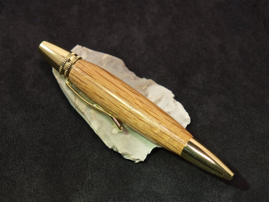 Hand made oak whisky barrel twist pen. R4,2