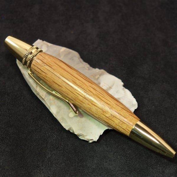 Hand made oak whisky barrel twist pen. R4,2