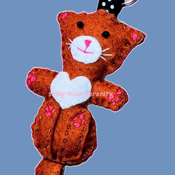 Cat on back Mid Brown & White Felt Keyring