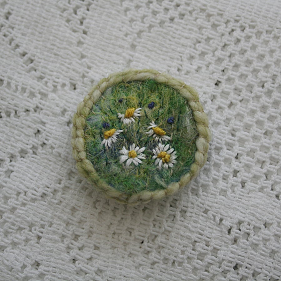 Daisies in a Meadow- Brooch