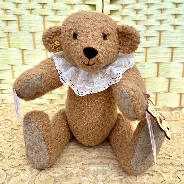 Ruby: Collectable Boucle Artist Bear 40cm (15,75")
