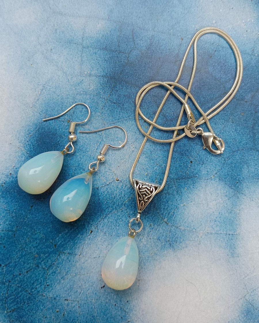 Lovely Opal Stone Pendant and Earring Set