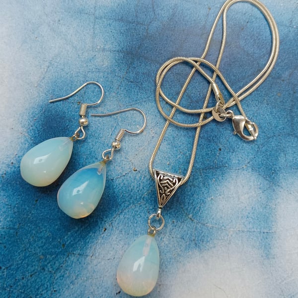 Lovely Opal Stone Pendant and Earring Set