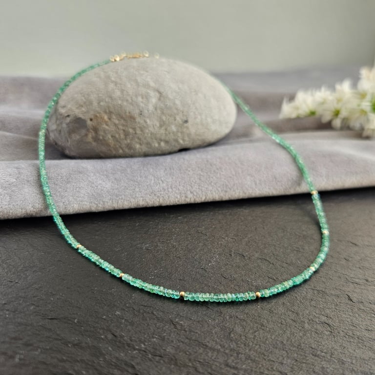 Emerald and 9 carat gold necklace