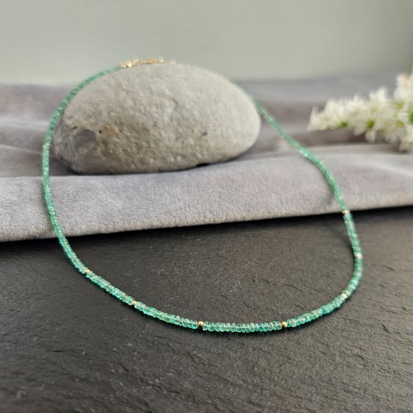 Emerald and 9 carat gold necklace