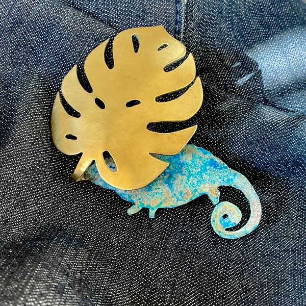 Chameleon patina brass brooch - Tropical series