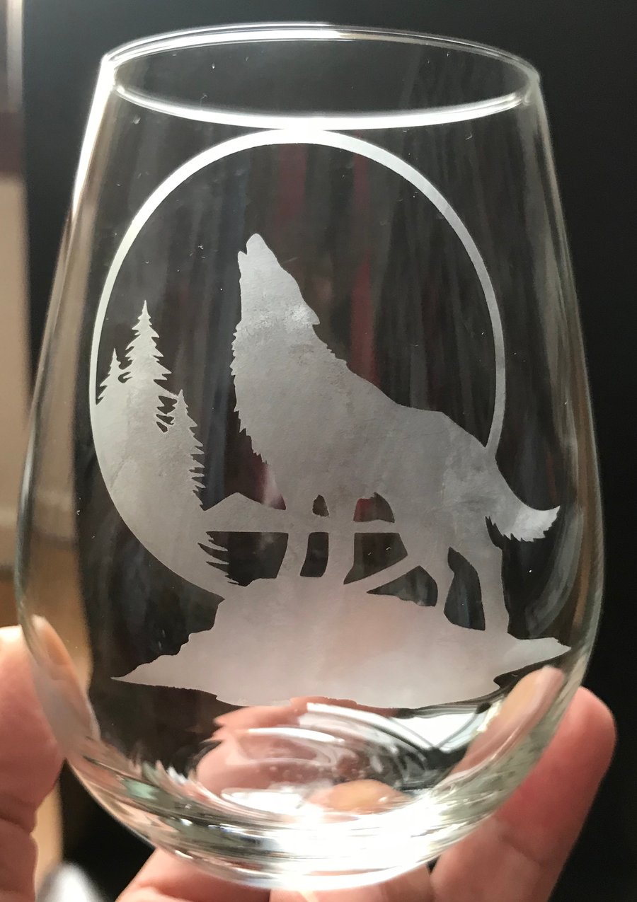 Hand Etched Wine Glass Howling Wolf