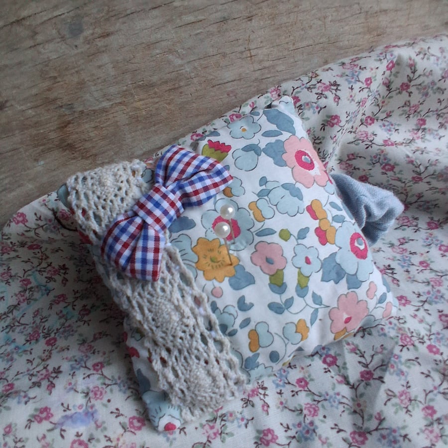patchwork wrist pin cushion no 5