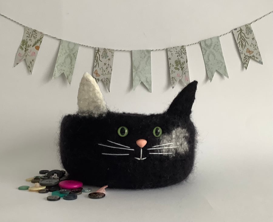 FELTED 'FUSSPOT'  BOWL , desk tidy. ' Domino'. Black  and white.  Cat .
