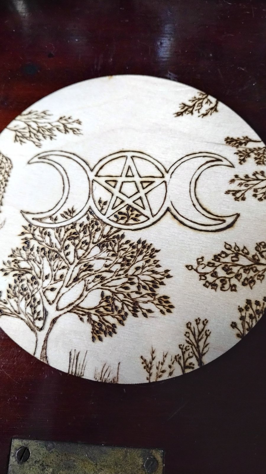 Round pyrography wooden tile
