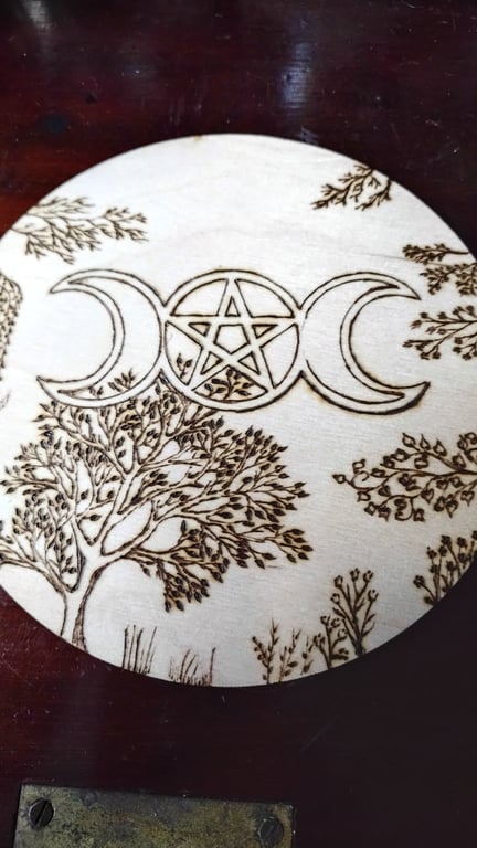 Round pyrography wooden tile