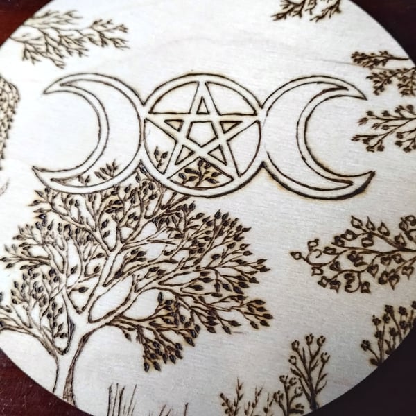Round pyrography wooden tile