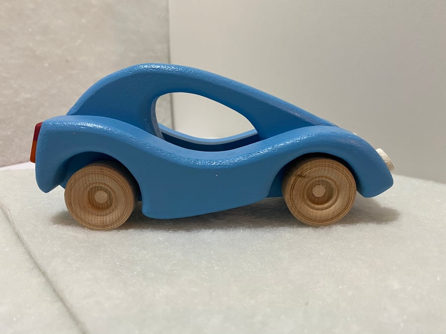 Easy play wooden car