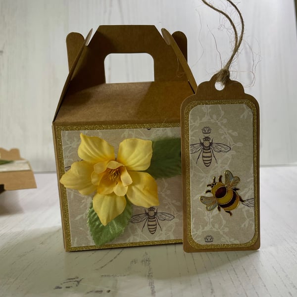 Bee & Flower Decorated Gift Box and Tag B4