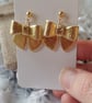 Gold bow dangle earrings. - Image 5