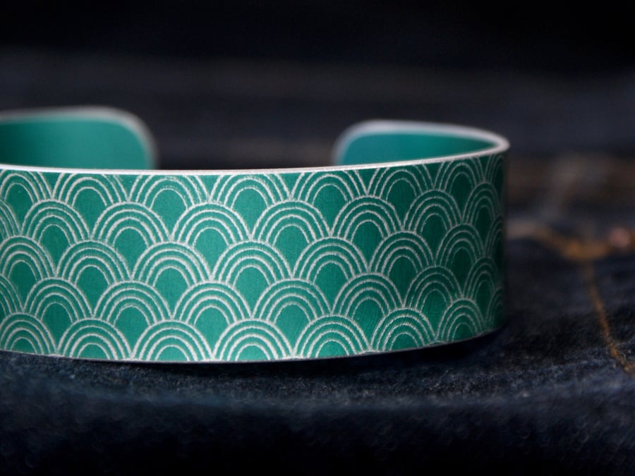 Geometric scallop pattern cuff bracelet jade green