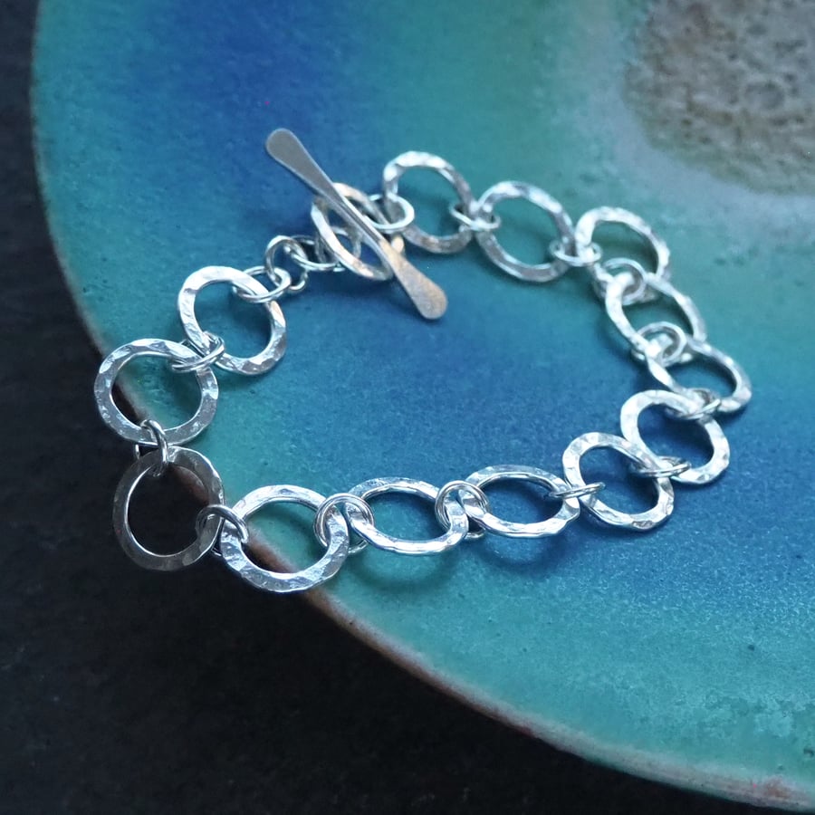 Hallmarked silver round linked chain bracelet, hammered silver.