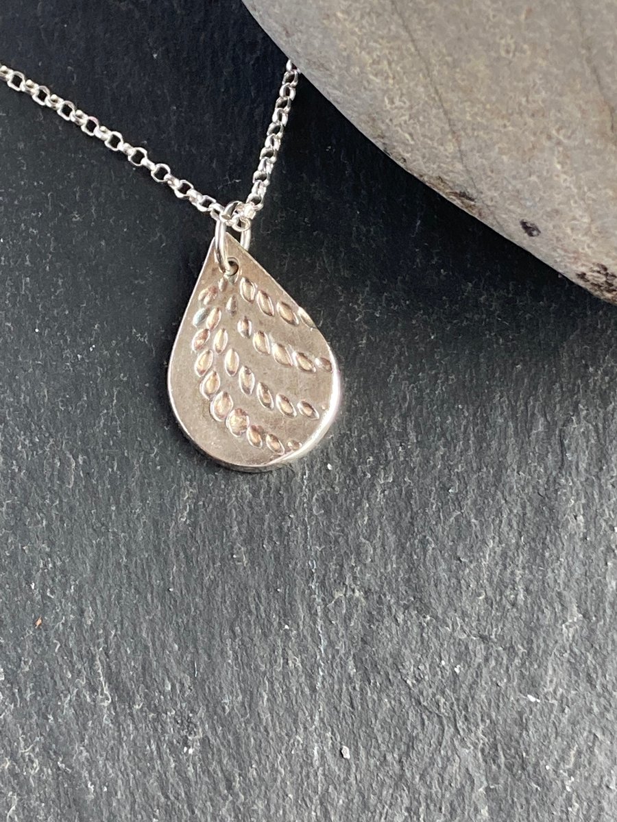 Raindrop patterned pendant