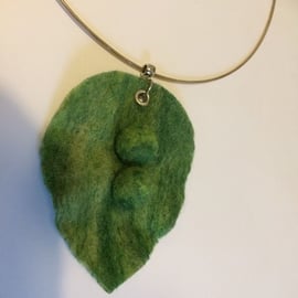  Green Felt Leaf Pendant (548)