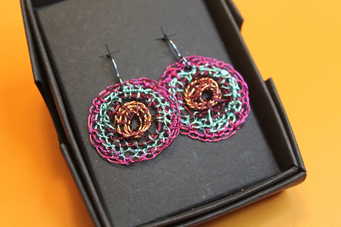 Wire disc earrings with niobium hooks