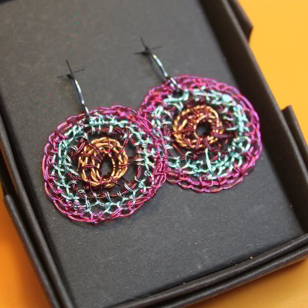 Wire disc earrings with niobium hooks