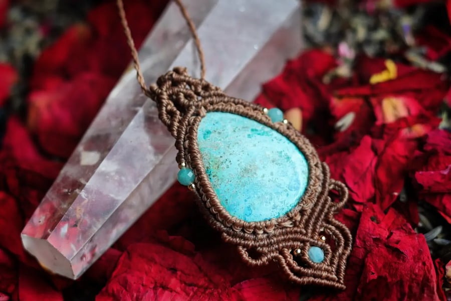 Shattuckite Macrame necklace in brown.