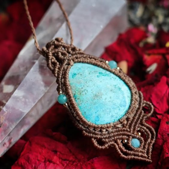 Shattuckite Macrame necklace in brown.