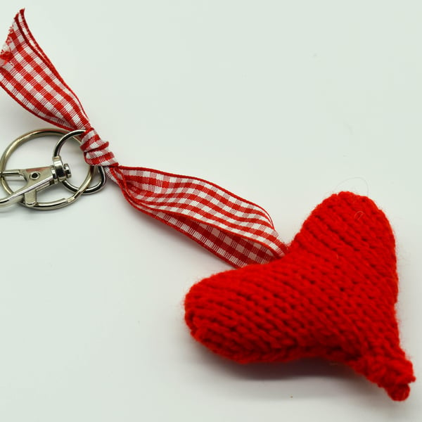 Hand knitted heart - Keyring - Red