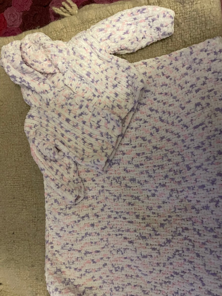 Baby’s cot blanket and cardigan