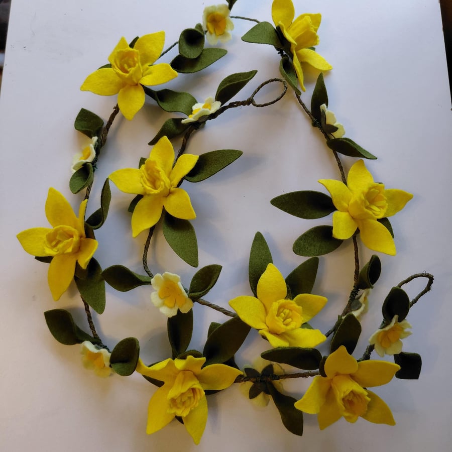 Felt Daffodil Garland: Handmade Floral Spring Decor