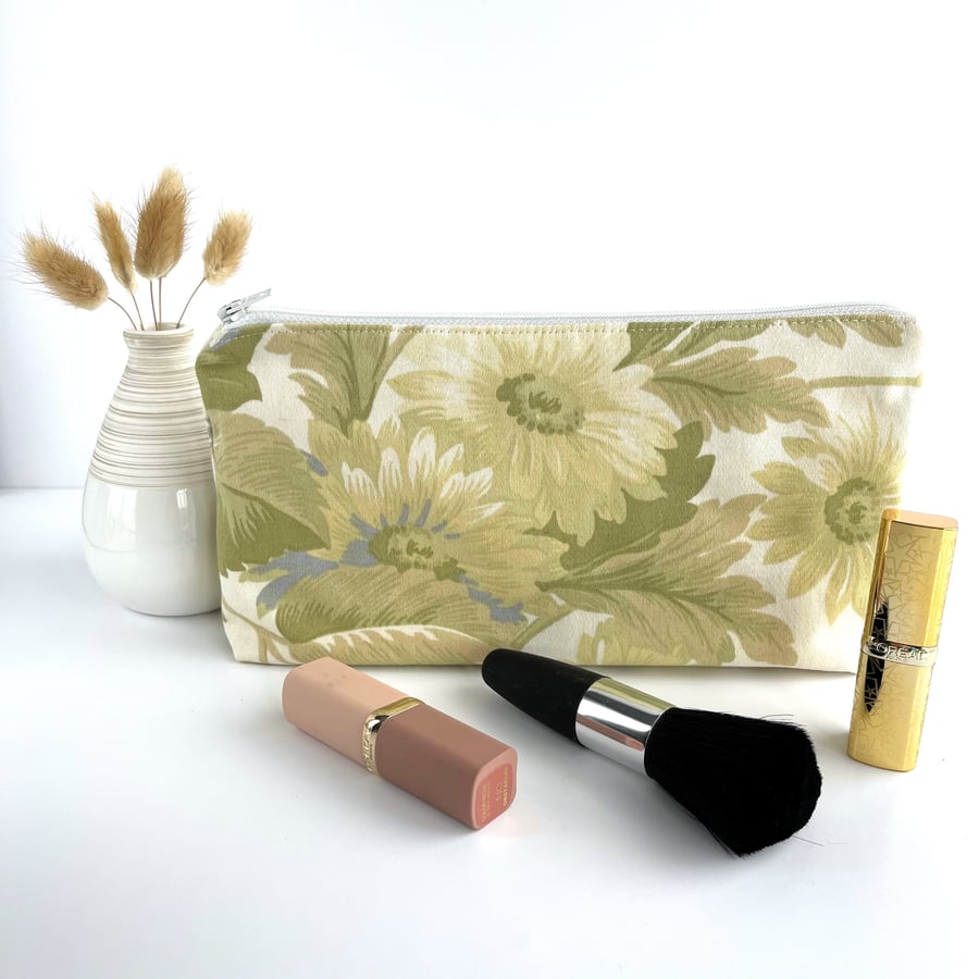 Make up Bag, Cosmetic Bag with Green Daisies
