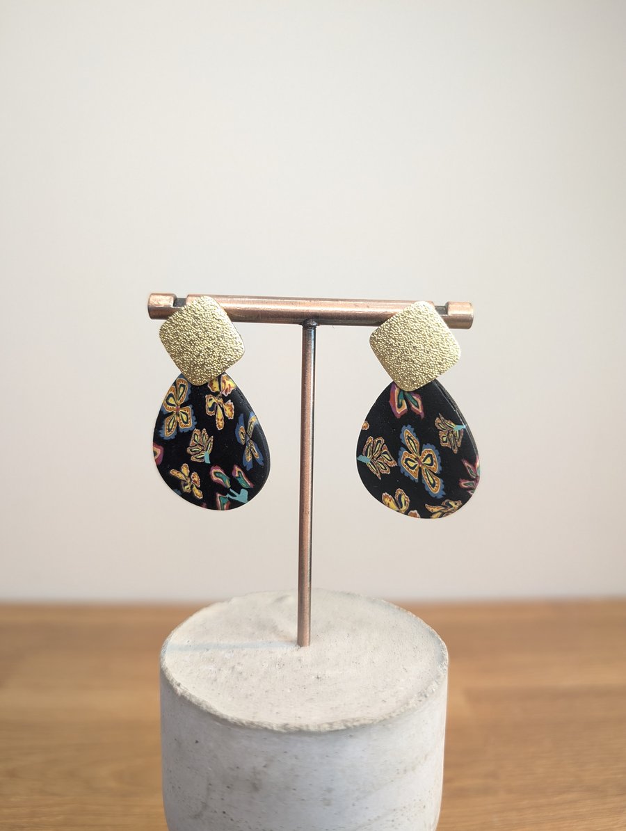 Summer bloom gold pebble dangle earrings 