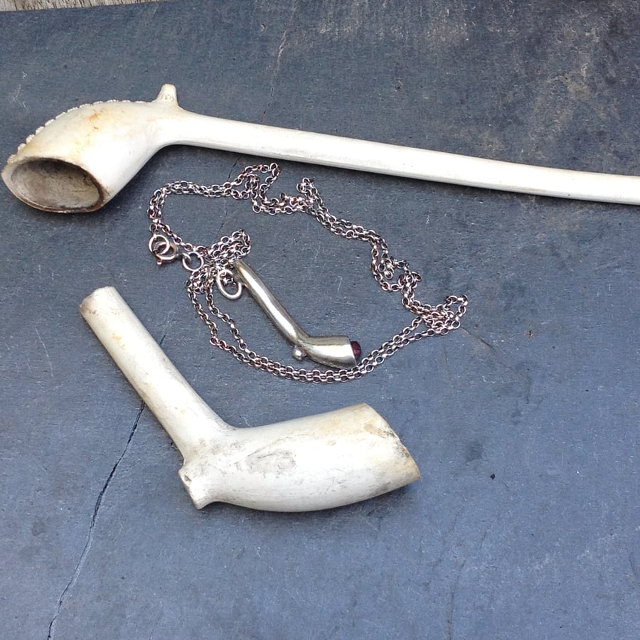 Thames garnet pipe charm