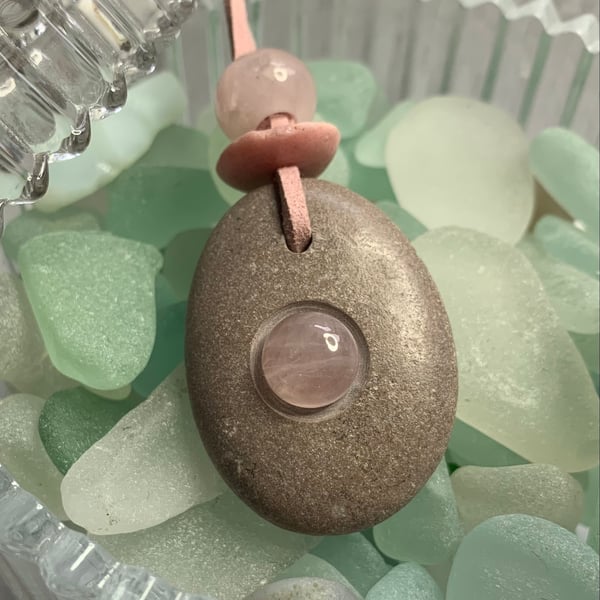 Quartzite pebble with pink quartz 