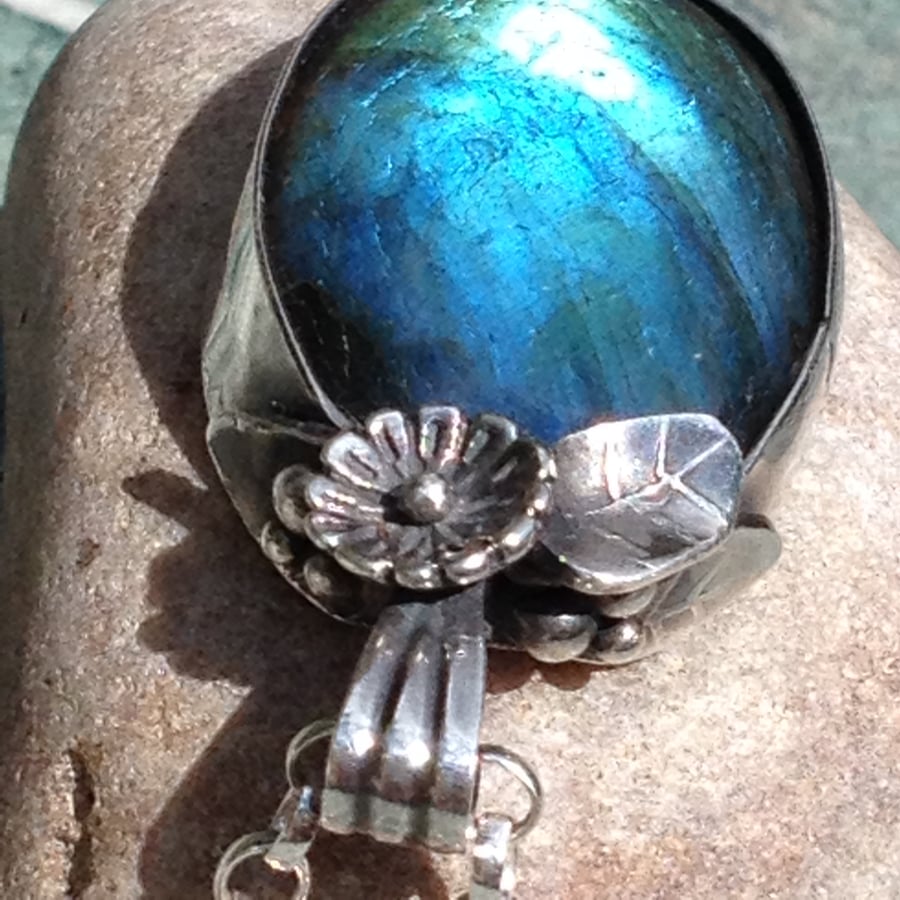 Labradorite silver flower pendant