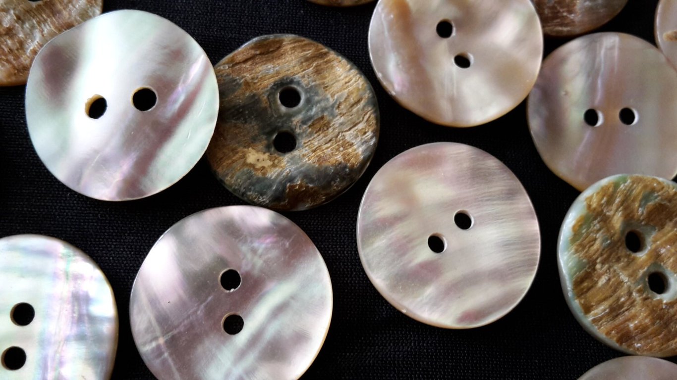 1940's Vintage and Rare Real Pearl Button 23mm 7 8" x 6 Buttons