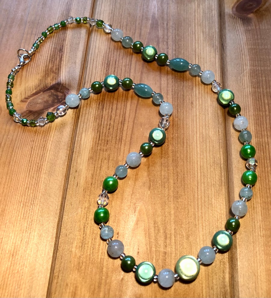 Green recycled bead necklace 