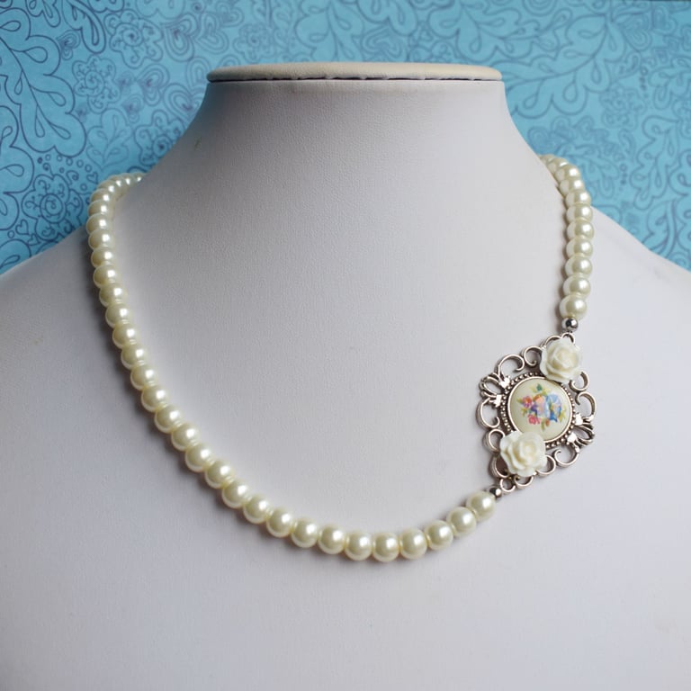 Vintage Style Glass Pearl Necklace