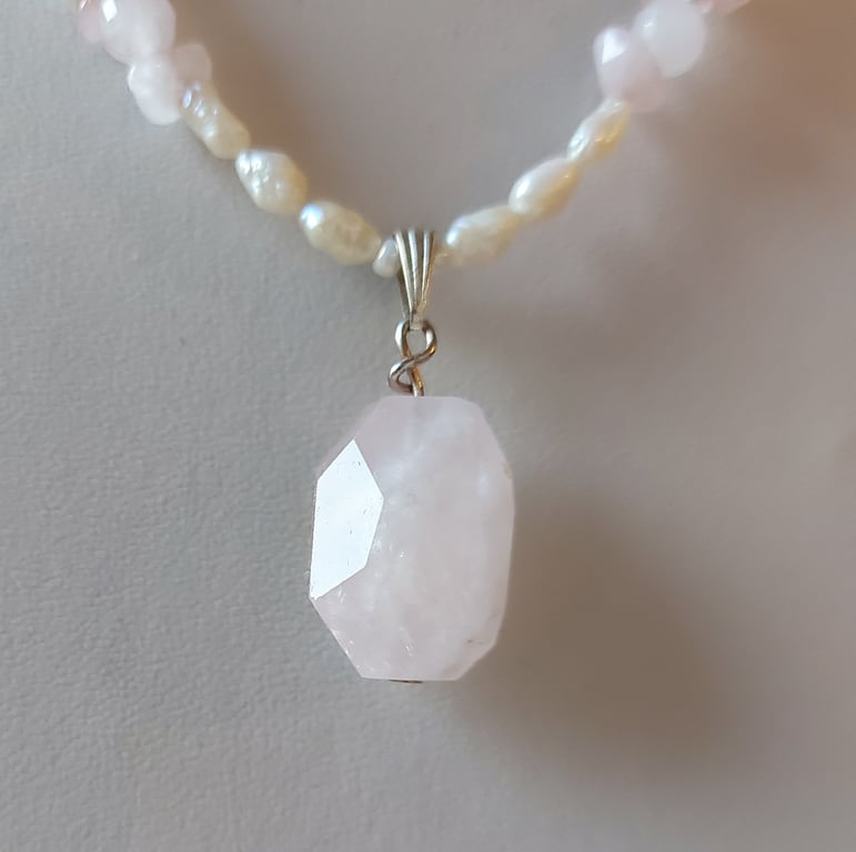 Pendant necklace with rose quartz, pearl and seashells 