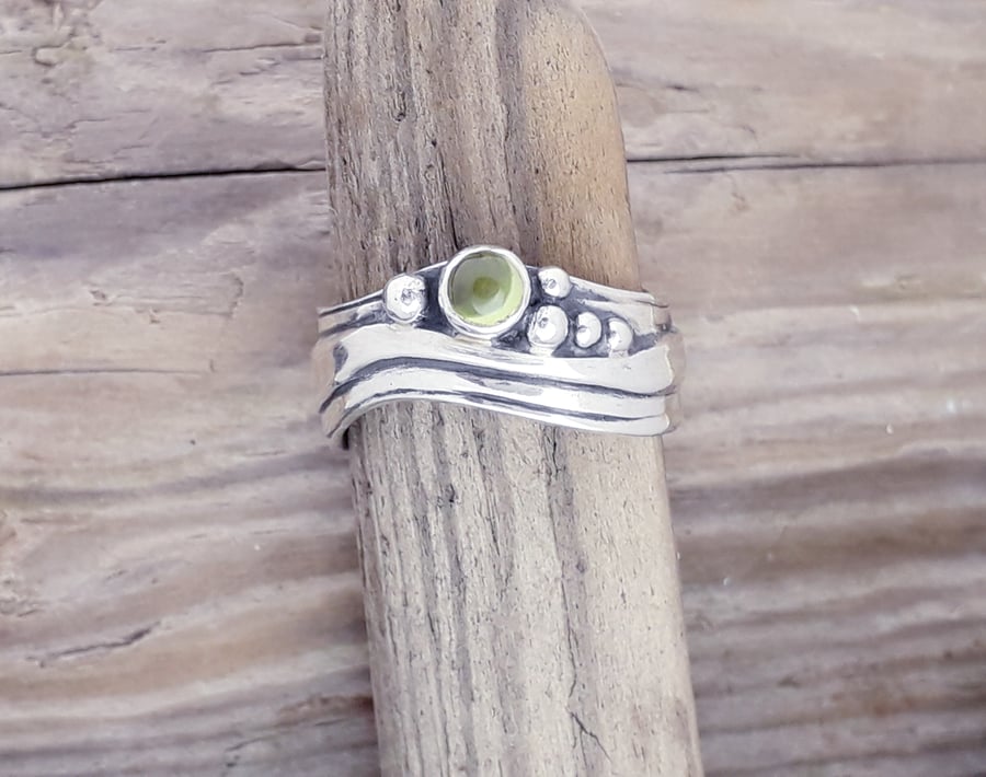 Medium Wave Ring with Peridot Size L-S