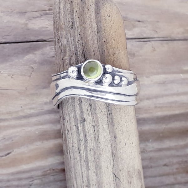 Medium Wave Ring with Peridot Size L-S