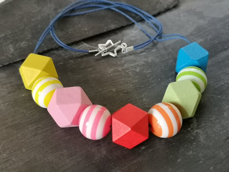 Multicoloured acrylic and wooden bead necklace, striped, geometric 