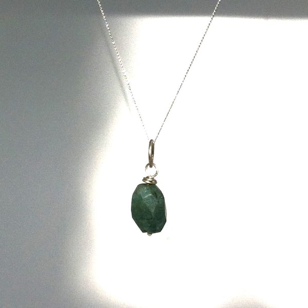 Faceted Emerald 9ct white gold pendant necklace