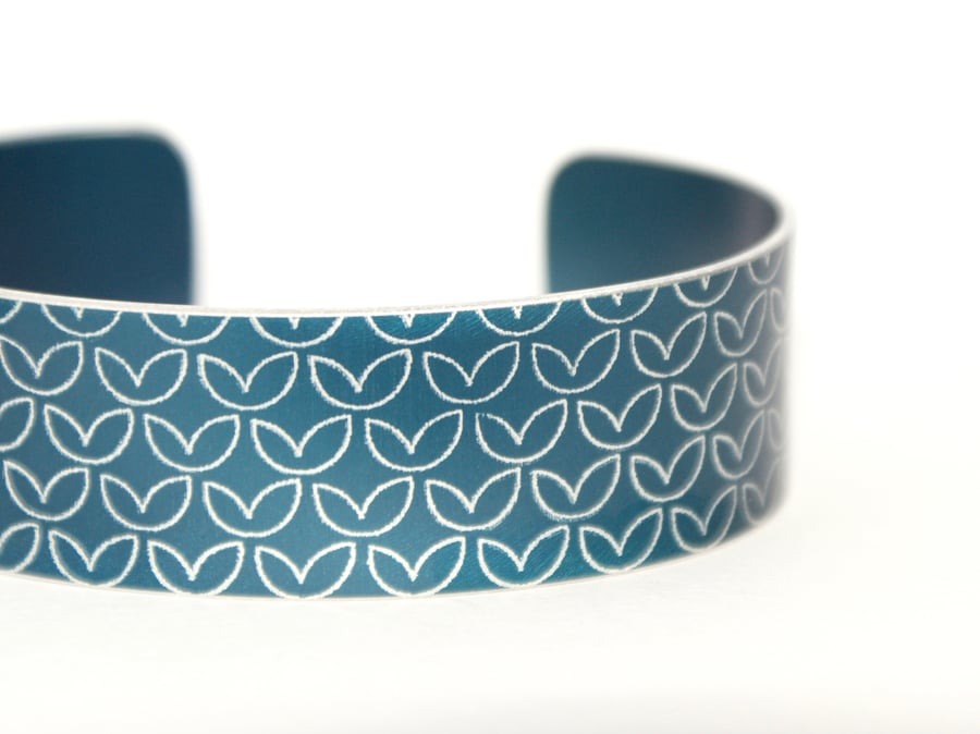 Geometric leaf pattern cuff bracelet dark blue